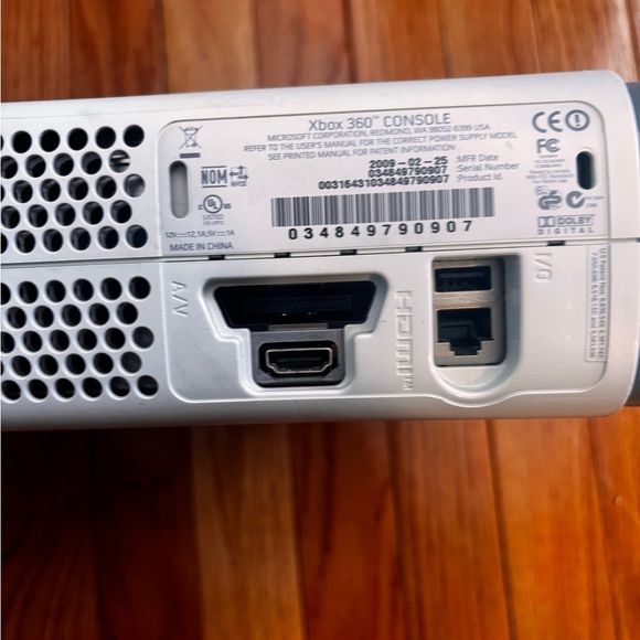 Xbox 360 Gaming Console - Picture 2 of 6